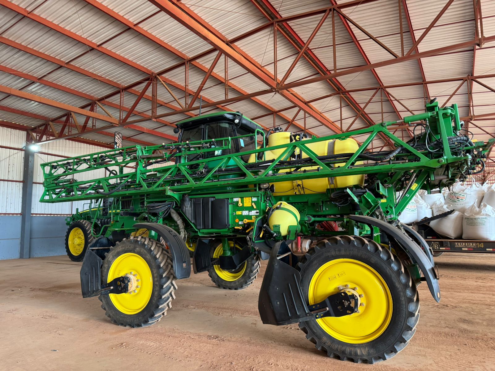 PULVERIZADOR AUTOPROPELIDO MODELO M4025, 27M DE BARRA,  ANO 2020-Valor a vista: R$ 750.000,00