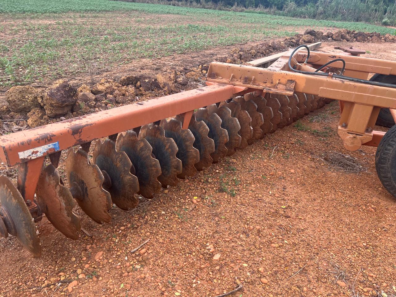 GRADE NIVELADORA  MODELO GNCF56, COM 56 DISCOS DE 22”,  ANO 2004, MARCA CIVEMASA- VALOR: R$ 50.000,00