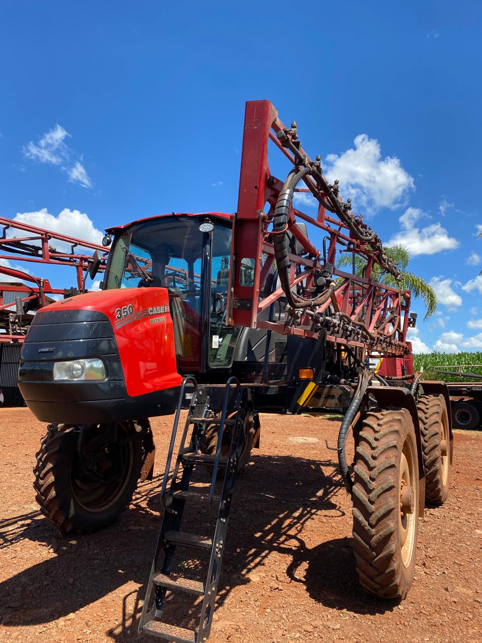 Pulverizador Case Patriot 350 de ano 2023 com 30 metros de barras, 9 cortes de seção e 1032 horas somente. Possui freio de Emergência, Sensor de Altura e Piloto, tudo original de fábrica.