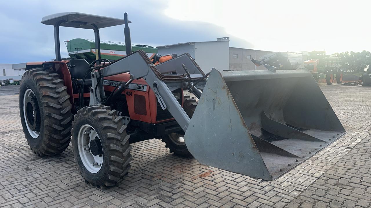 TRATOR MASSEY FERGUSON 283 – Marca Massey Ferguson, com tração 4x4, acompanha pad com concha.