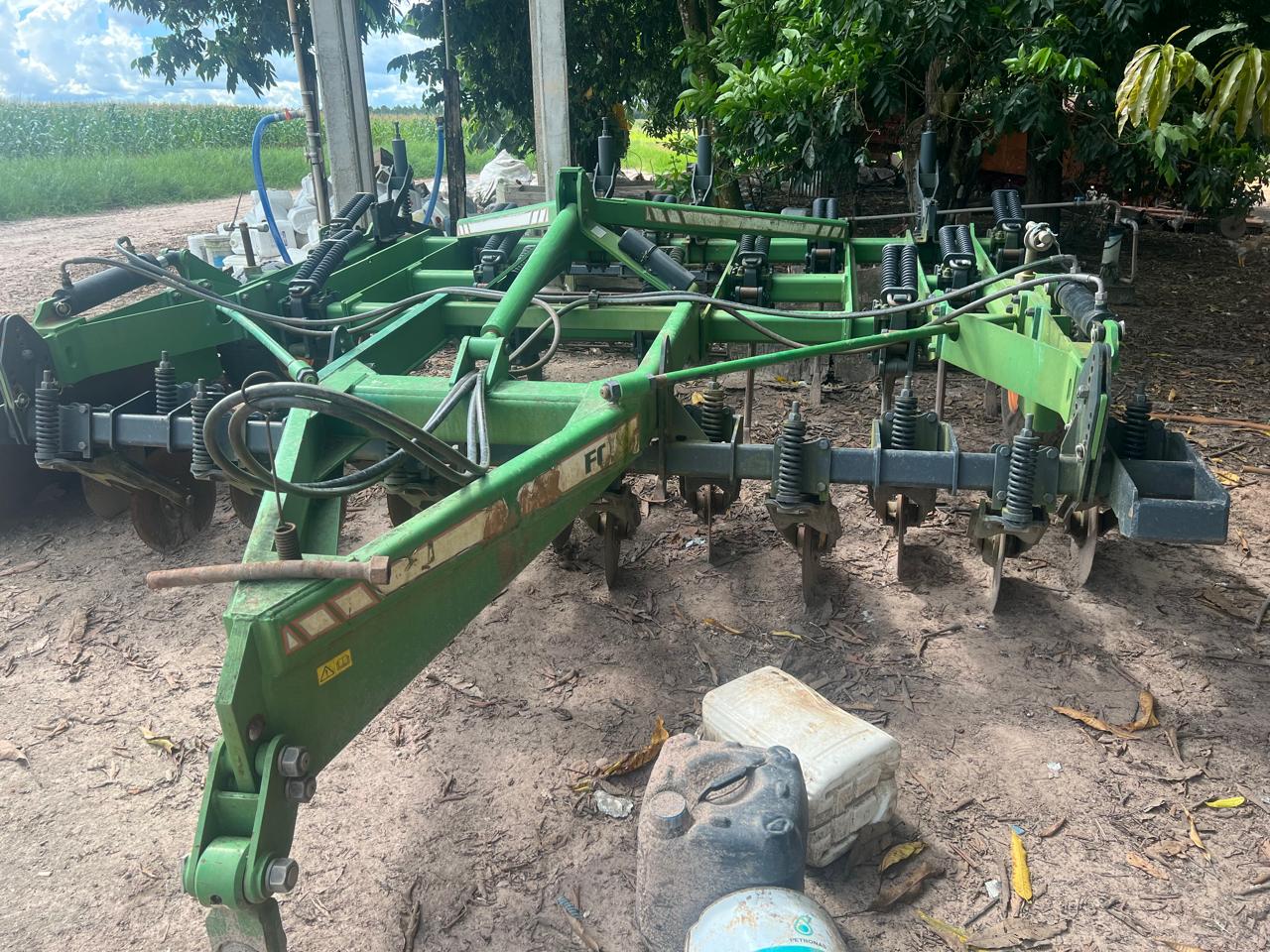 ESCARIFICADOR MODELO FOX DE 13 HASTES COM SISTEMA DE DESARME AUTOMATICO C/DISCO DE CORTE E ROLOS NIVELADORES -Ano de Fabricação: 2021 - Valor a vista: R$ 75.000,00