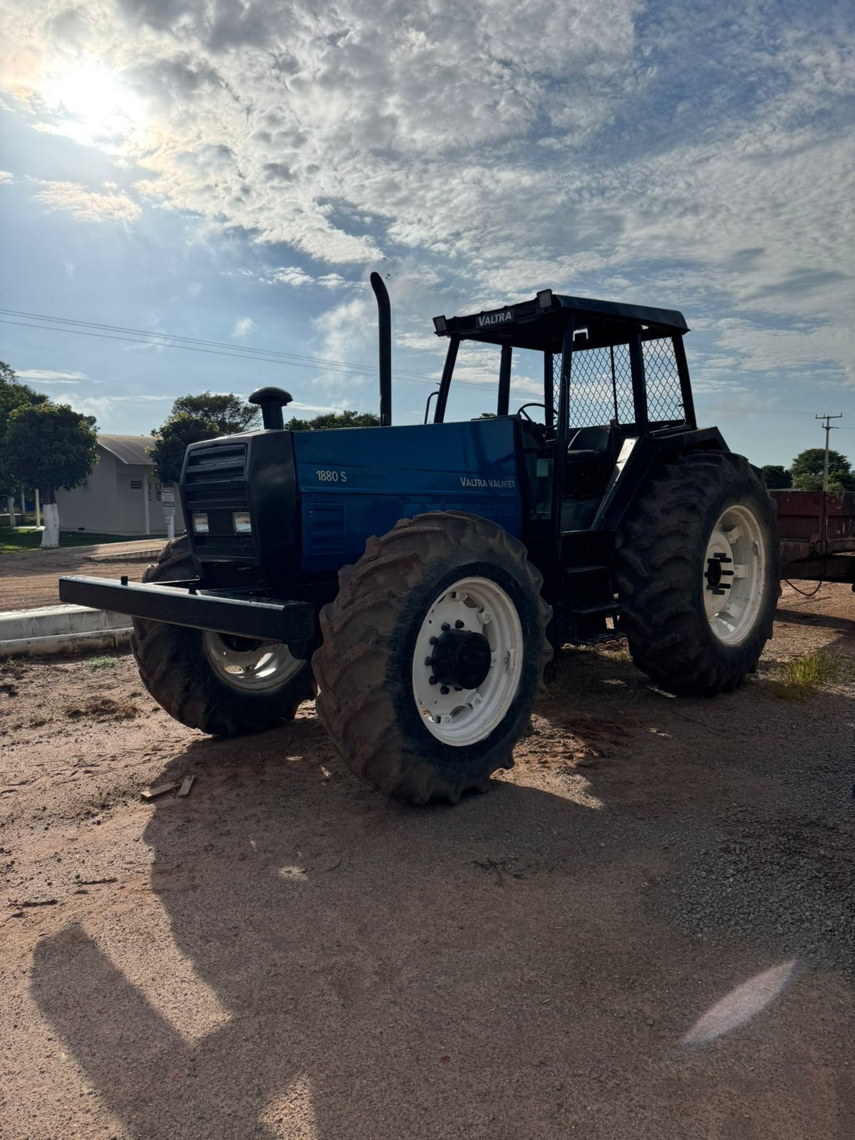 TRATOR VALTRA 1880S – Com 17.000 horas, motor e caixa transmissão feitos recentemente