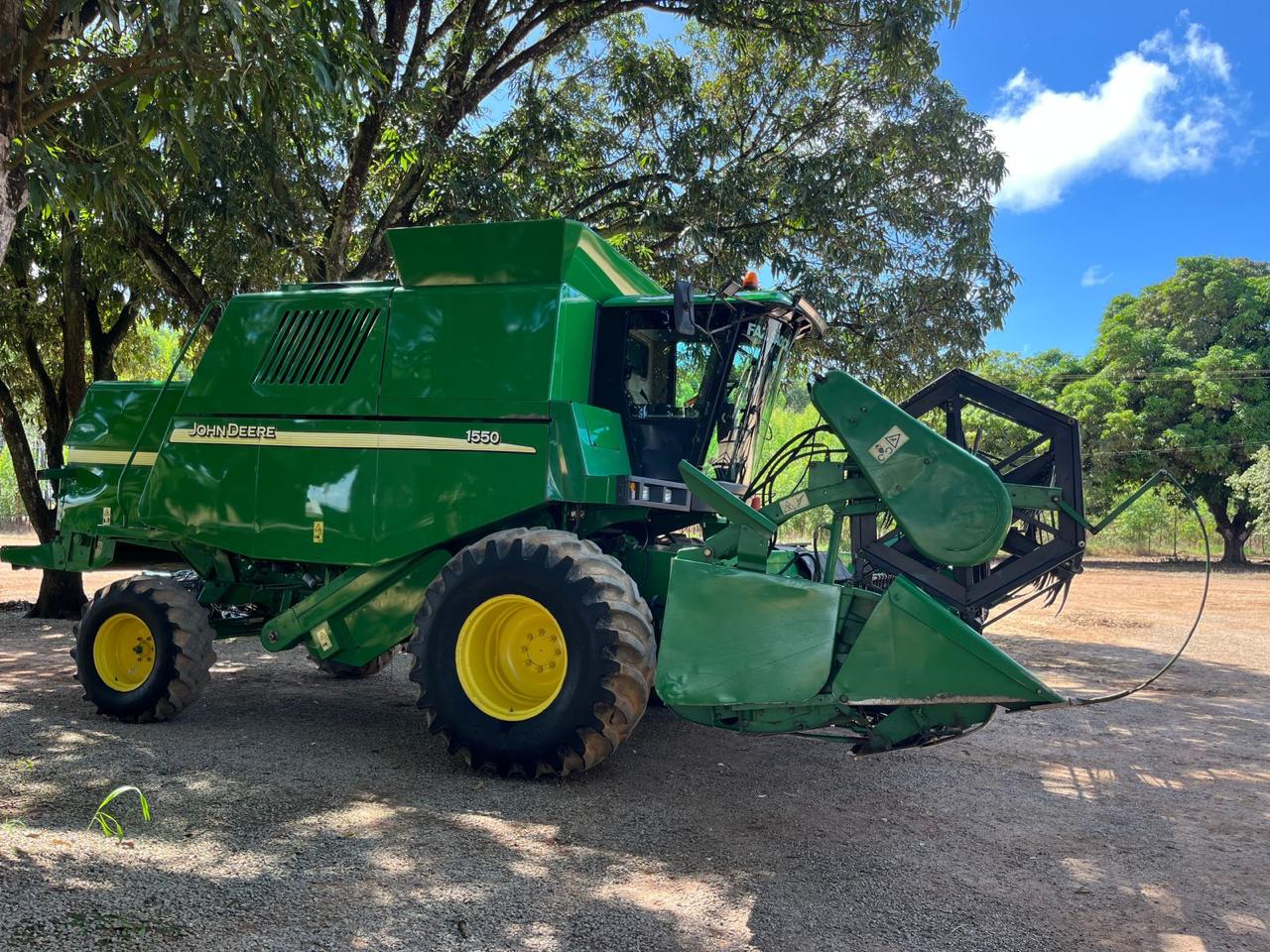 COLHEITADEIRA MARCA JOHN DEERE, MODELO 1550, COM PLATAFORMA CARACOL- Valor à vista: R$ 350.000,00