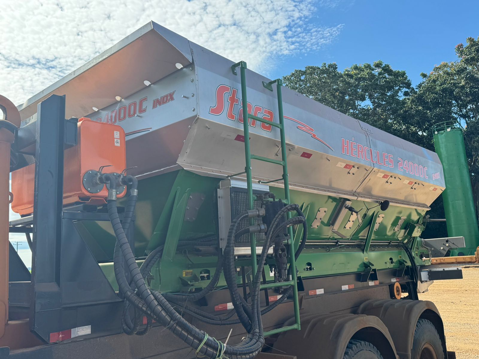 DISTRIBUIDOR HERCULES 24000 C, ANO 2018, TAXA VARIÁVEL OBS: SÓ O EQUIPAMENTO- Valor à vista: R$ 300.000,00