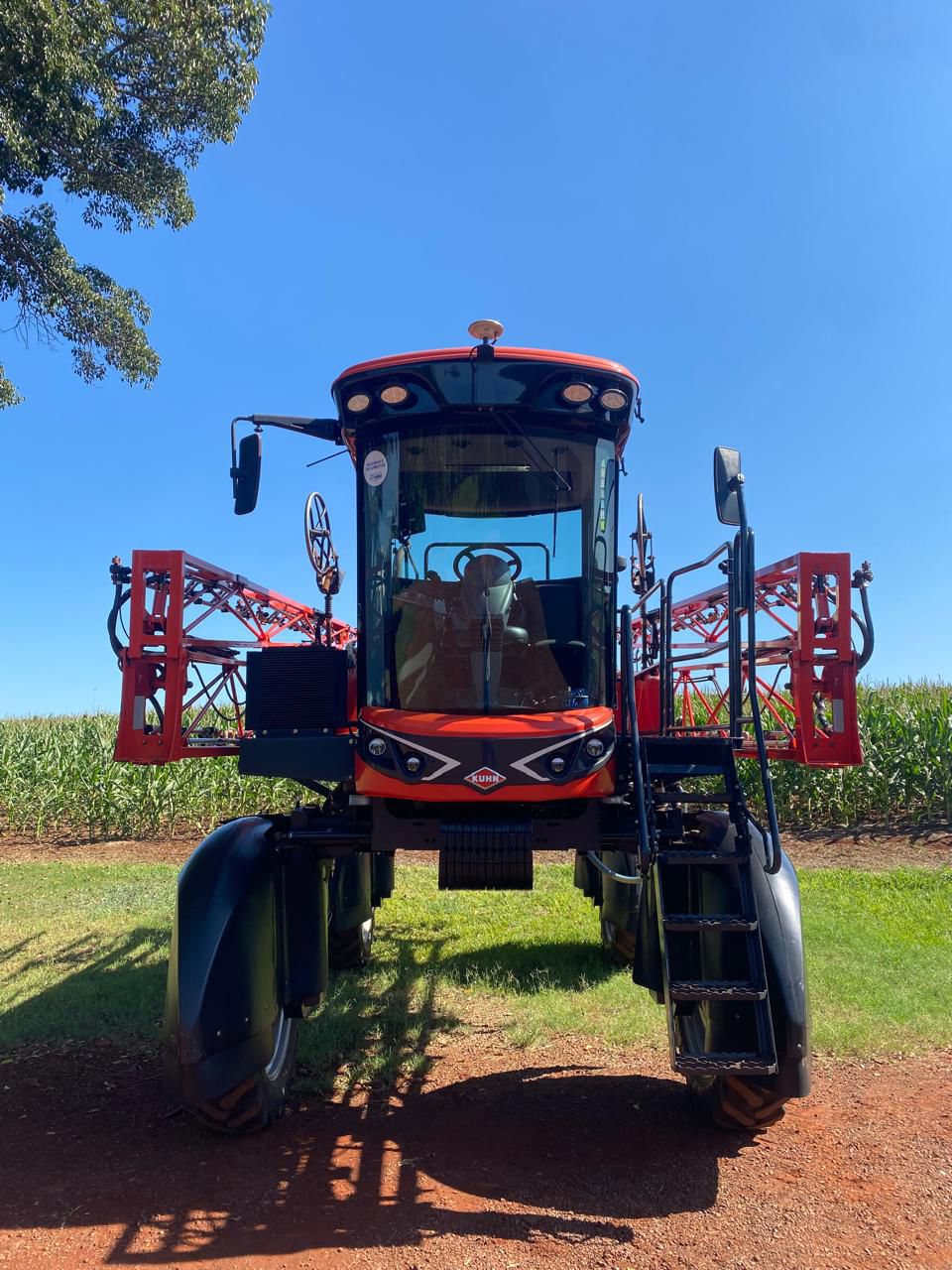 Pulverizador Kuhn Boxer H, ano 2020 com 2000 horas, GPS e Piloto, acompanha RTK.