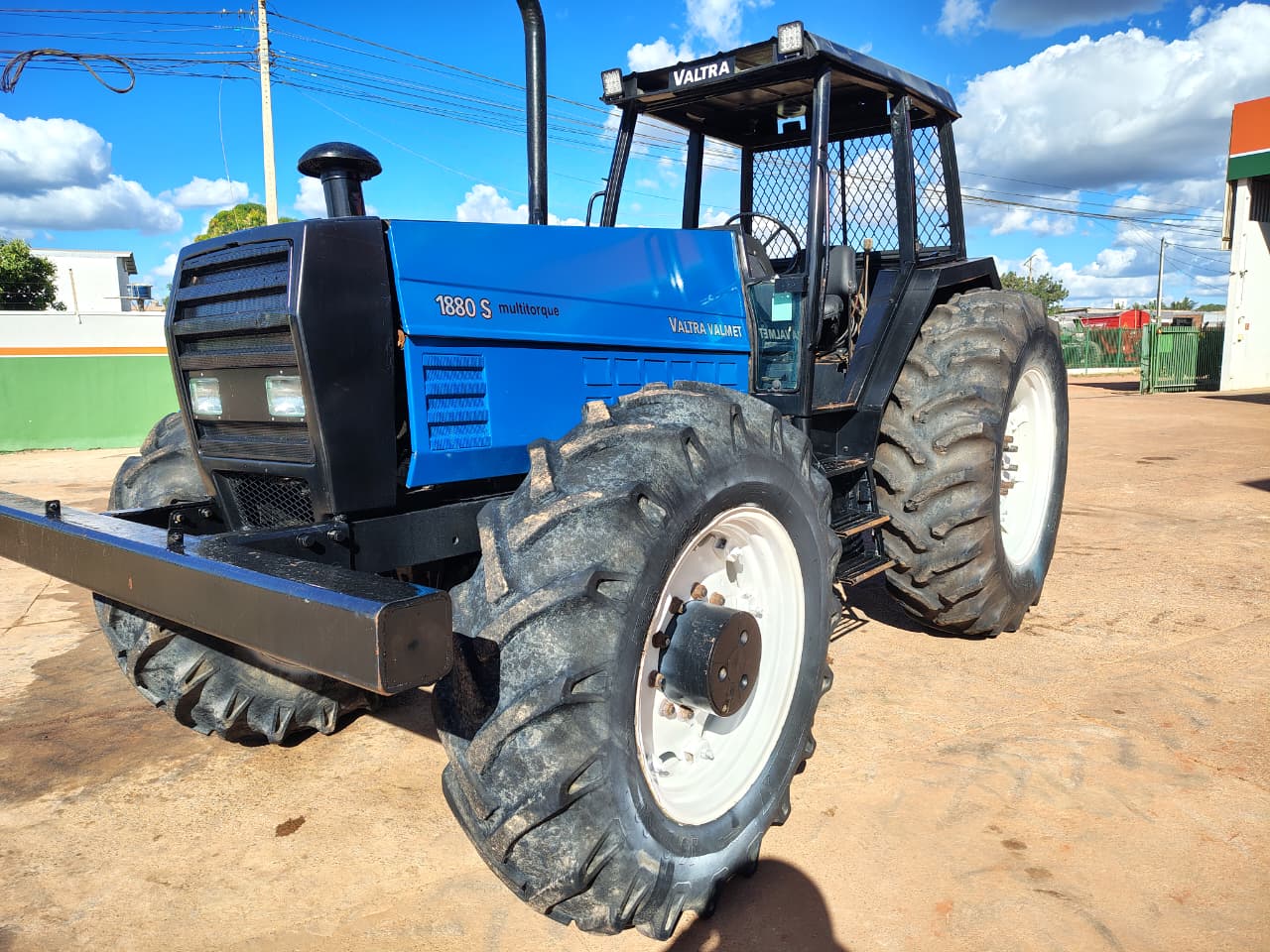 TRATOR VALTRA 1880S – Com 17.000 horas, motor e caixa transmissão feitos recentemente