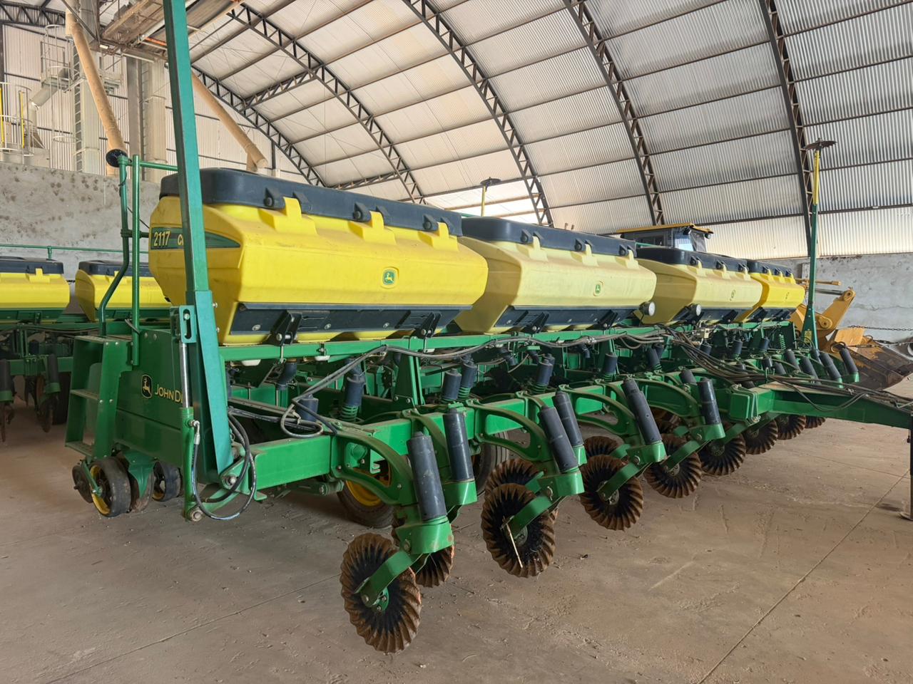 PLANTADEIRA 17X50 - Marca John Deere -  Espaçamento de 50, 17 linhas, com monitor de sementes, adubo e botinhas.