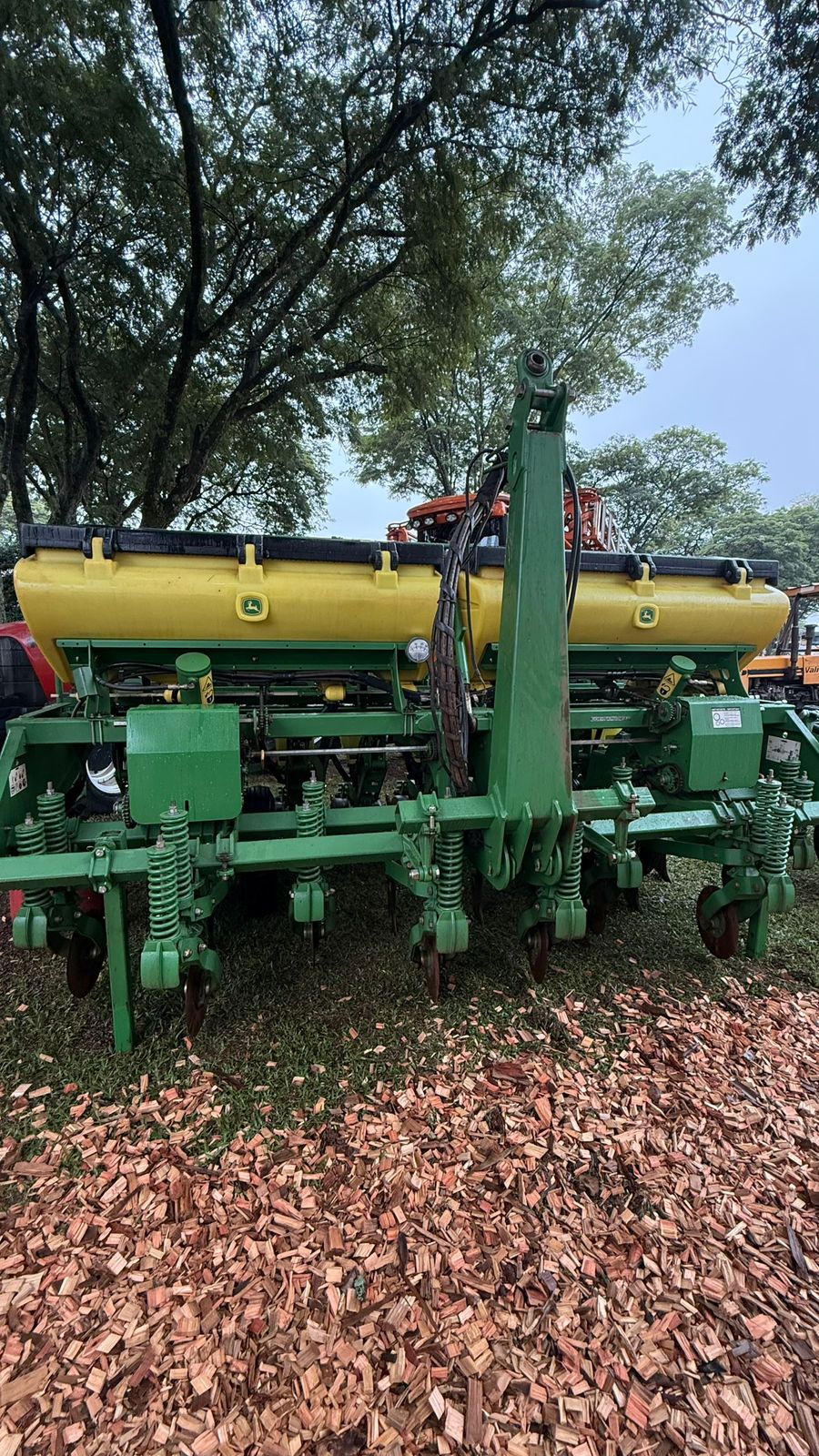 Plantadeira John Deere 1109 ano 2020 com 08 linhas de 0,50 cm a vácuo, acompanha disco e botinha e marcador de linha .