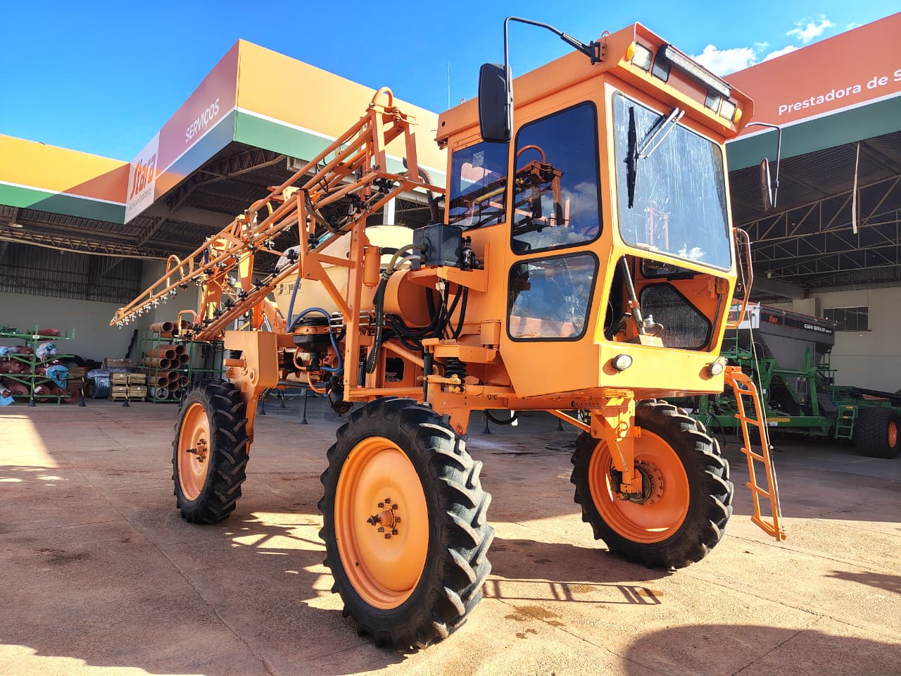 PULVERIZADOR UNIPORT 2000 – Marca Jacto - Com 13.994 horas, 25 metros de barra, GPS (Trimble), tração 4x2.