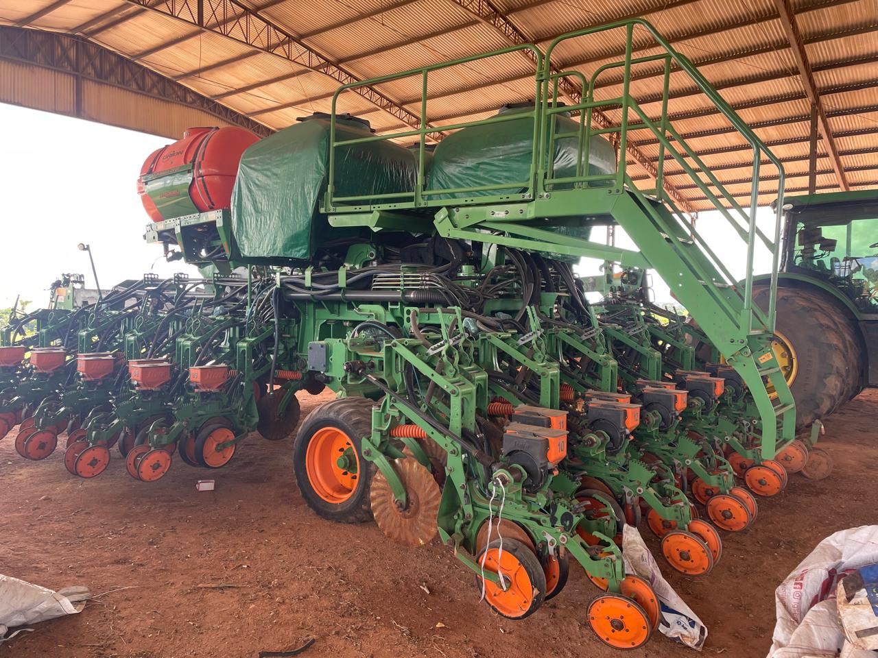 PLANTADORA DE ARRASTO, MODELO ABSOLUTA 32-30, COM 29 LINHAS E ESPAÇAMENTO DE 50 CM,  COM PULVERIZADOR DE SULCO ORION, ANO 2020,  MARCA STARA- Valor: R$ 700.000,00