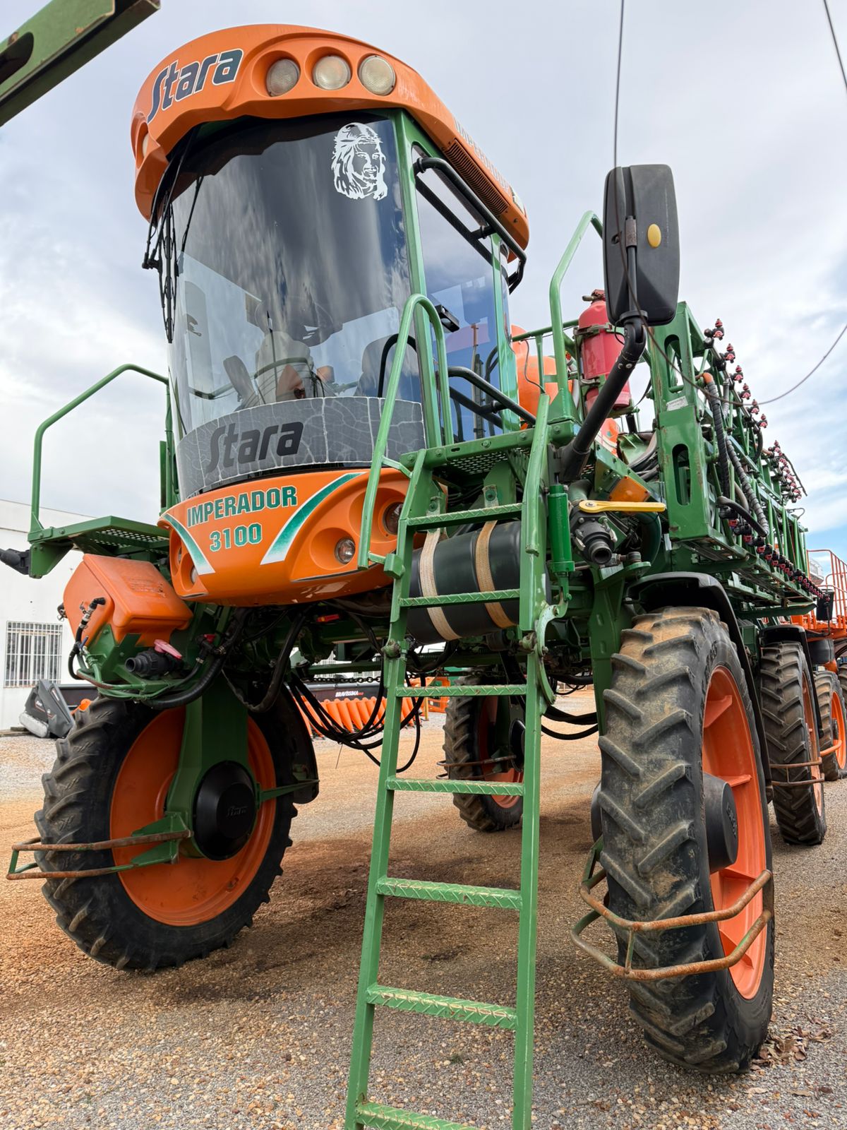PULVERIZADOR AUTOPROPELIDO MODELO IMPERADOR 3100, MARCA STARA, TOPPER 4500, ANO DE FABRICAÇÃO: 2013  - Valor: R$ 390.000,00
