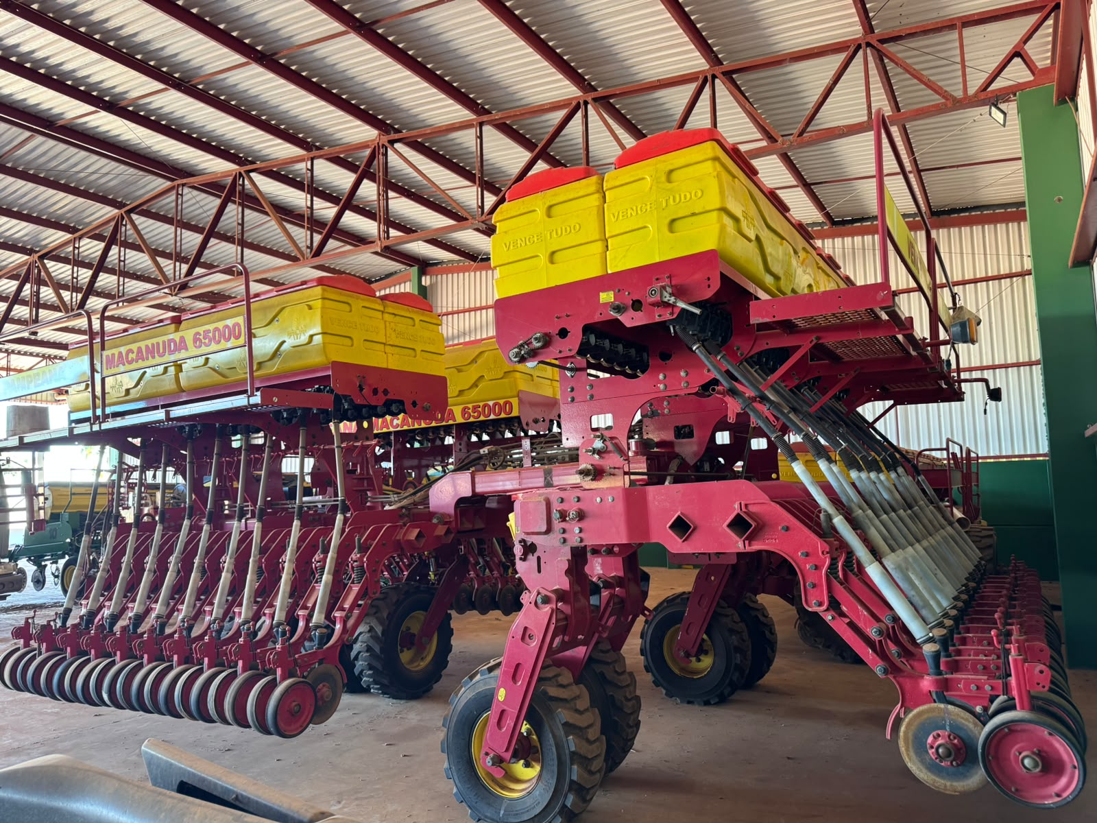 SEMEADORA AUTO TRANSPORTÁVEL MODELO MACANUDA 65000, MARCA VENCE TUDO, ANO 2019, LINHA/ESP. 65X17, ADUBO E SEMENTES, COM MONITOR DE PLANTIO- Valor: R$550 000,00