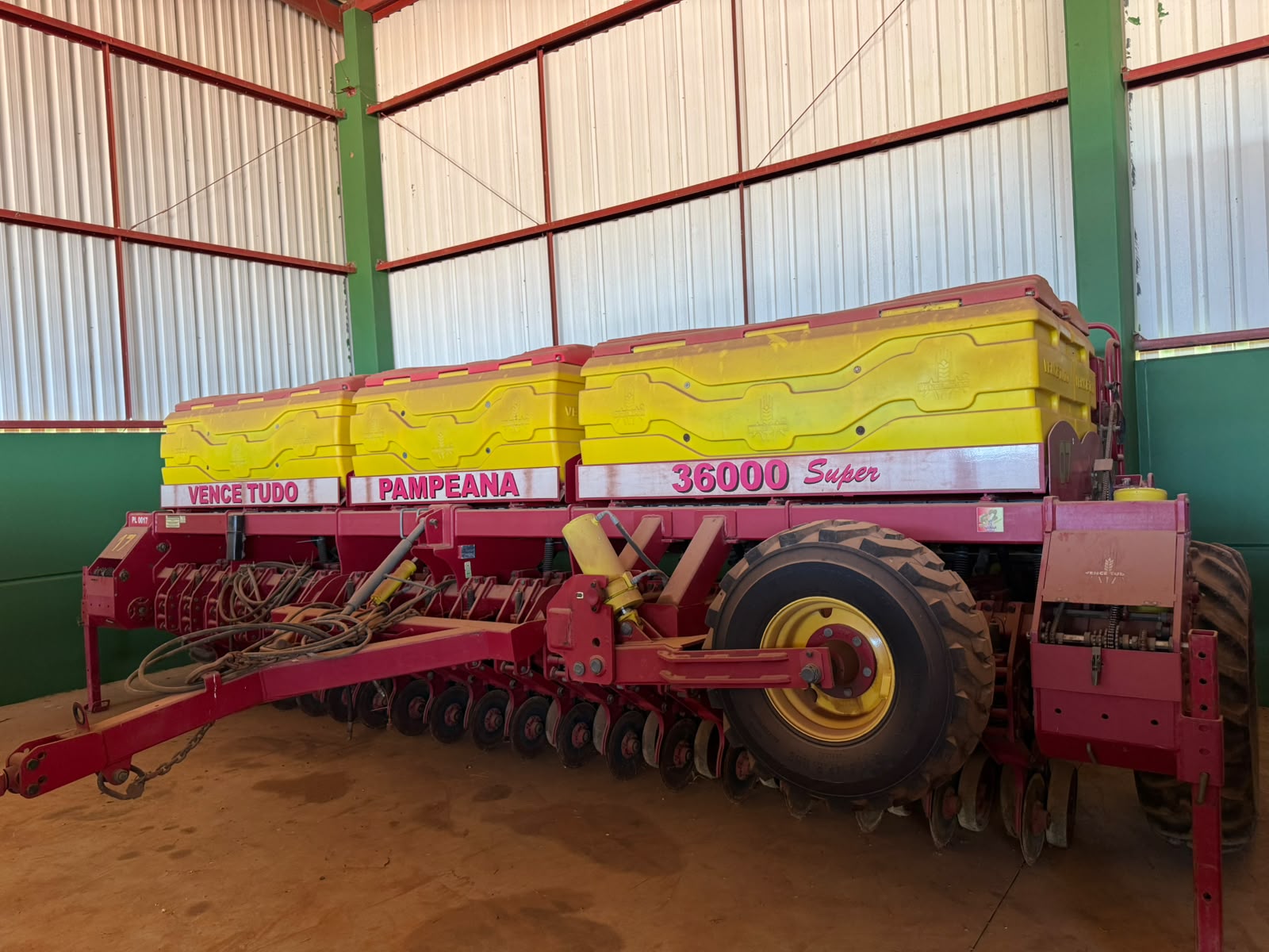 SEMEADORA DE ARRASTO MODELO PAMPEANA 36000, MARCA VENCE TUDO, ANO 2017, LINHA/ESP. 36X17, COM MONITOR DE PLANTIO, ADUBO E SEMENTES - Valor: R$220 000,00