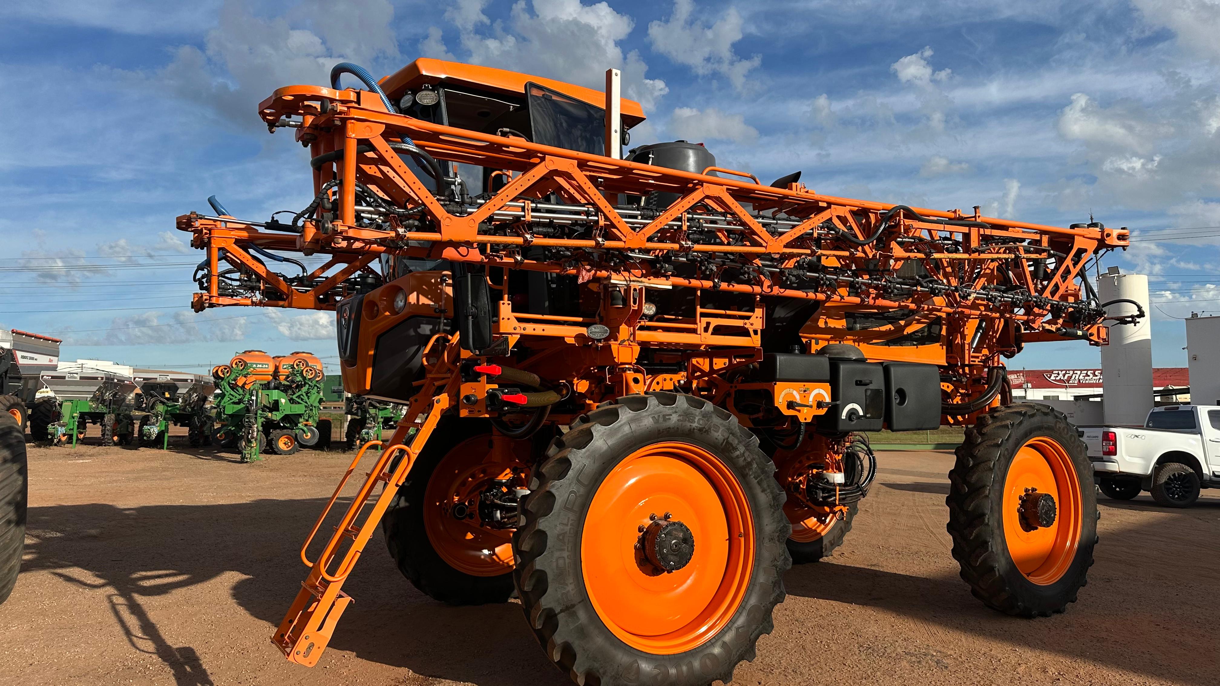 PULVERIZADOR AUTOPROPELIDO, MODELO JACTO 3030, COM 28 METROS DE BARRAS