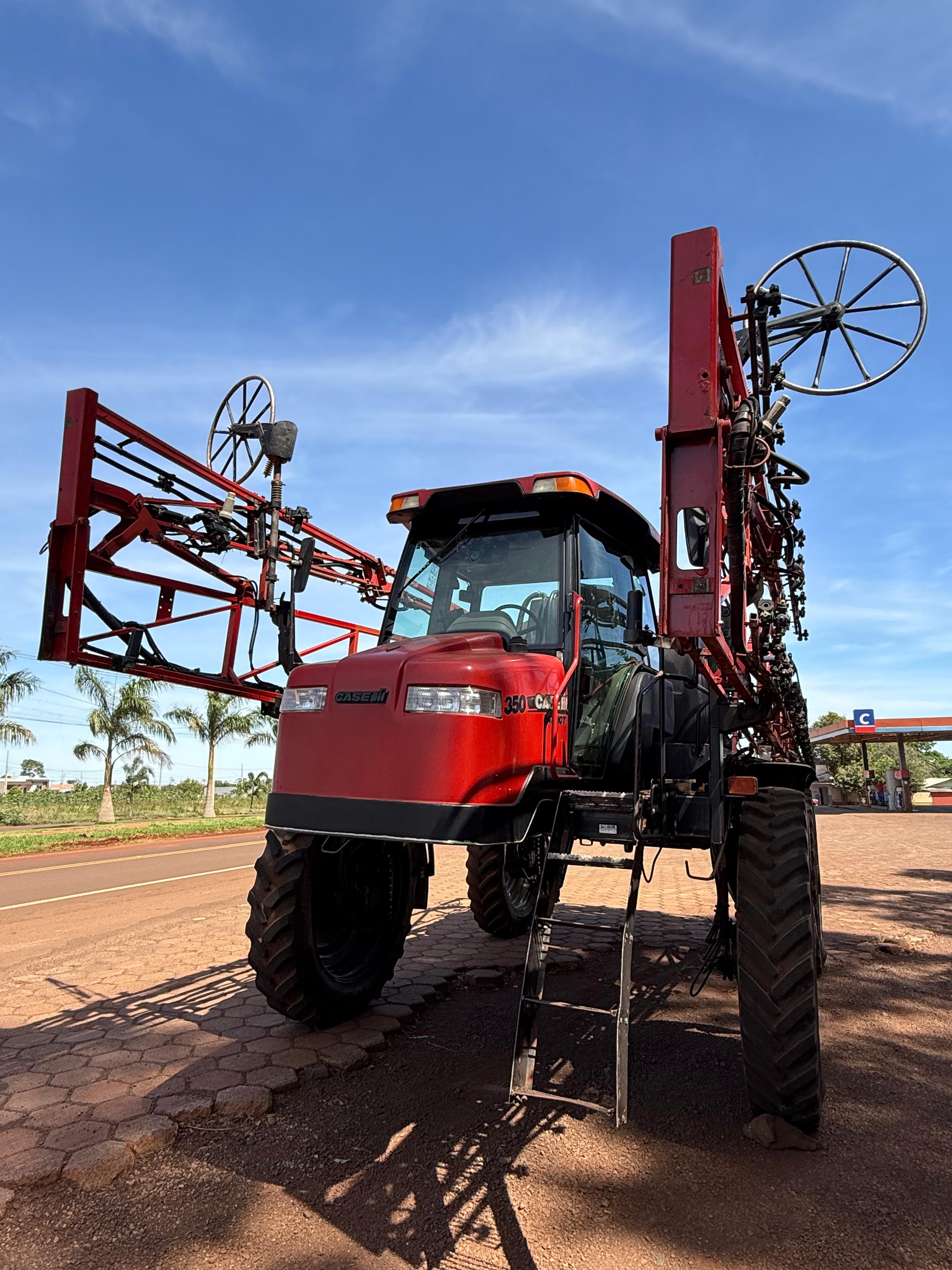 Pulverizador Autopropelido Case Patriot 350 ano 2010, com 30 metros de barras, 5 cortes de seção, GPS FM750 e parte hidráulica revisada.