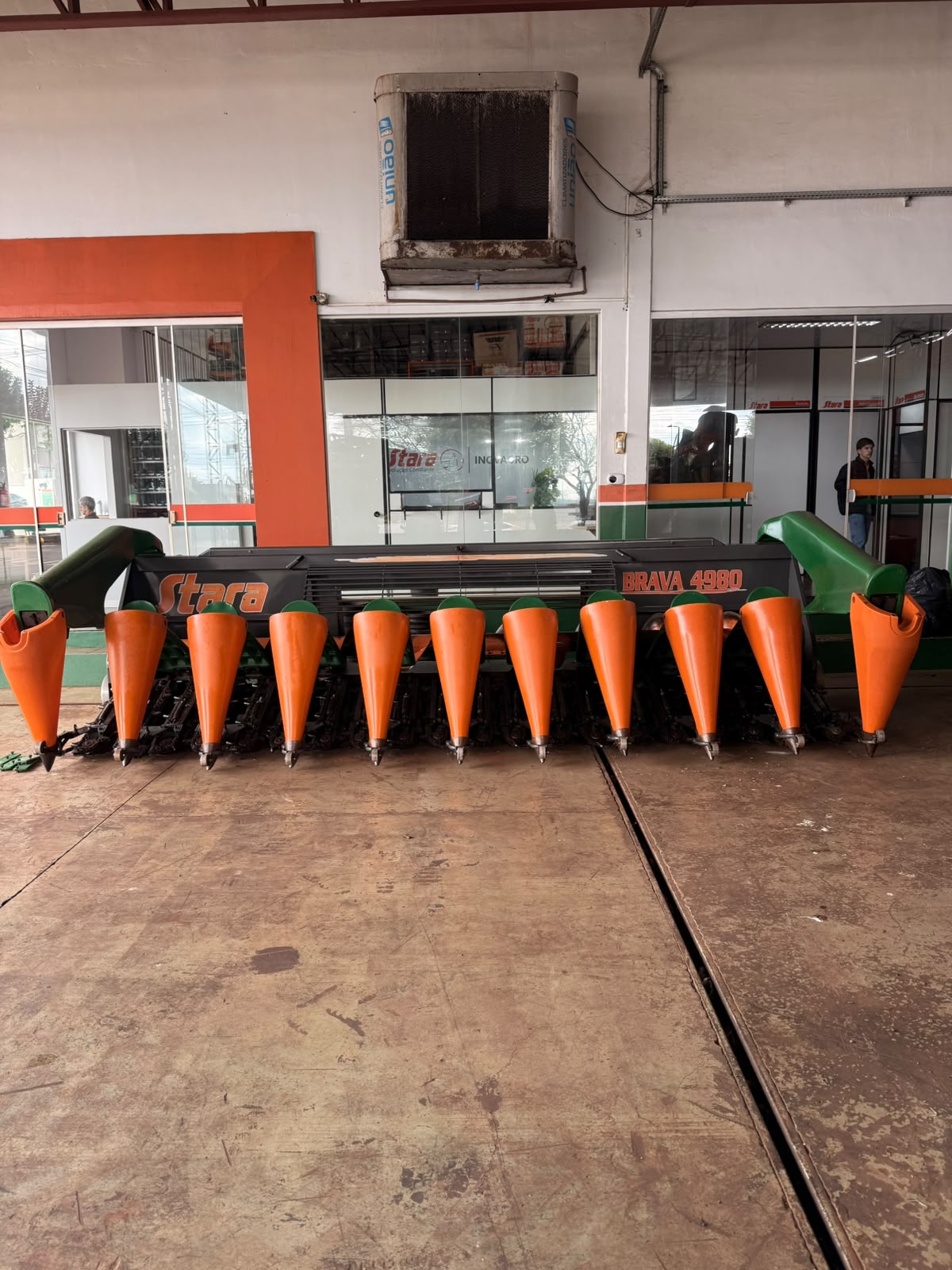 Plataforma de milho Stara Brava ano 2012 com 10 linhas de 0,50 cm e acoplamento New Holland.