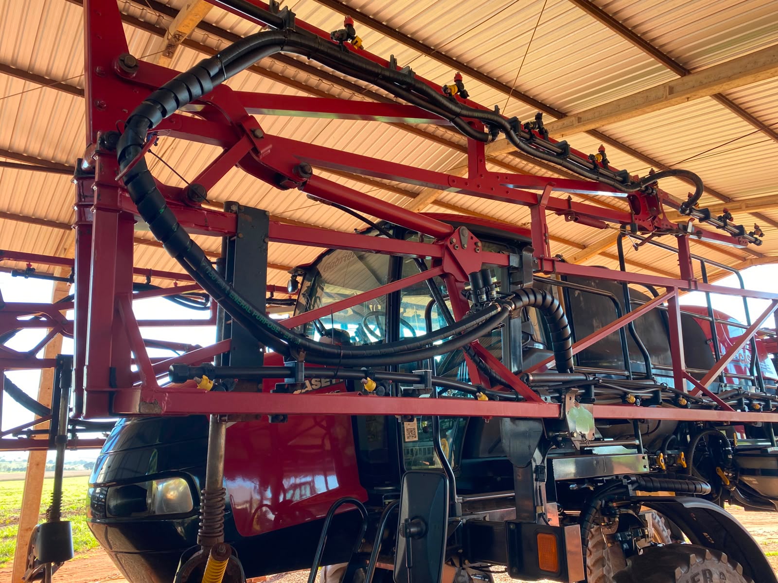 Pulverizador Patriot 250 ano 2021 com 2500 horas trabalhadas, 27 metros de barras de 7 seções e acompanha sensor KS.