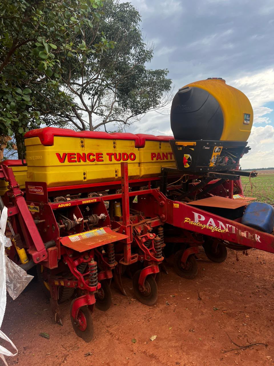 Plantadeira Vence Tudo Phanter 9000 com 09 linhas de 0,45 cm ano 2018.