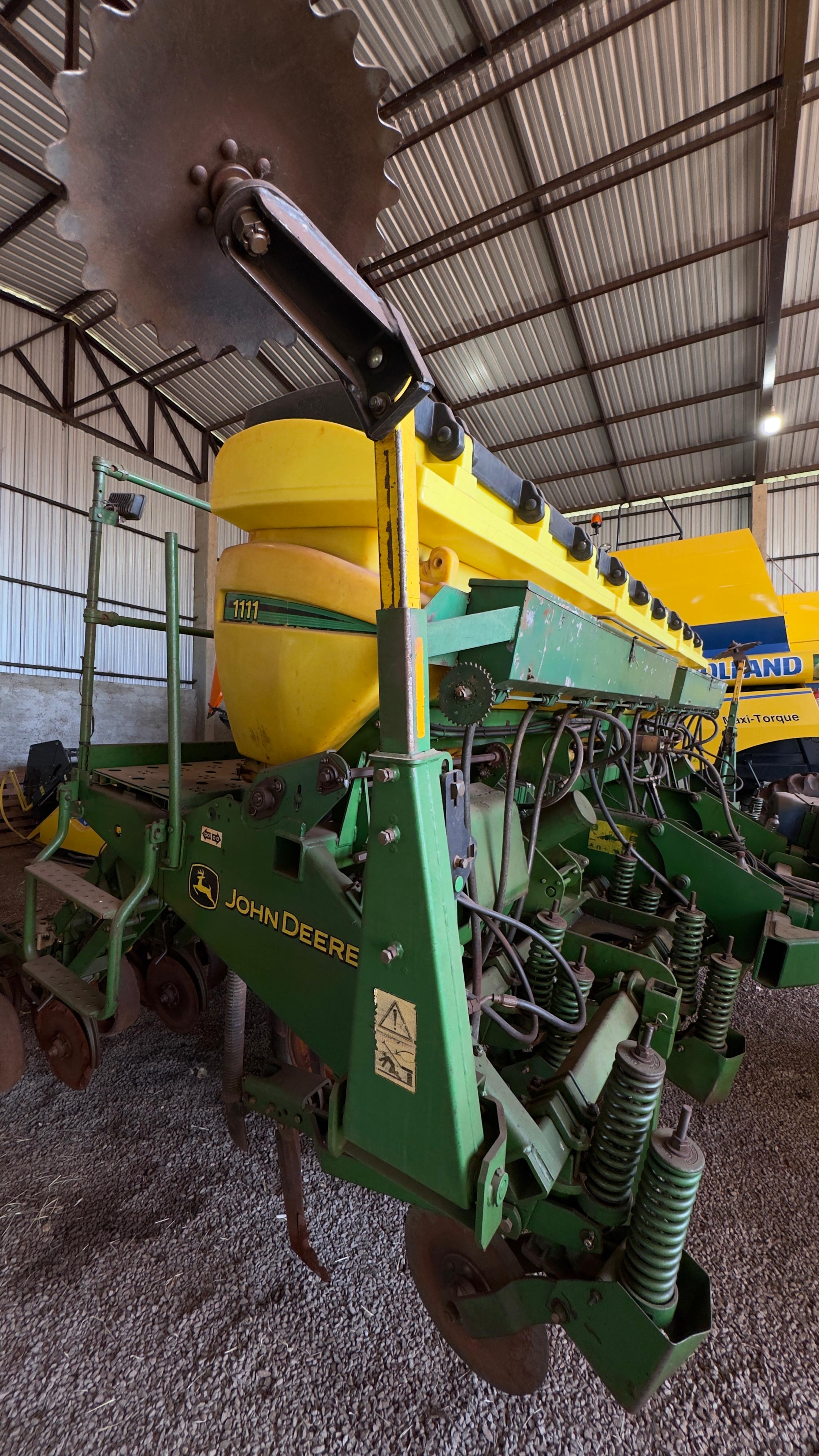 Plantadeira John Deere 1111 com 10 linhas de 0,50 cm ano 2012, dosador titanium, reservatório de adubo com extensão, sensor e botinha e disco,