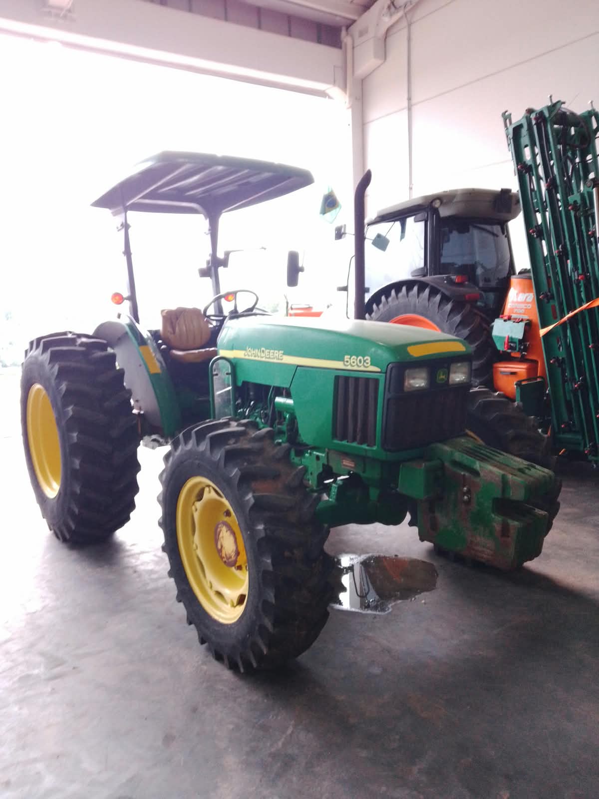 Trator John Deere 5603, ano 2009