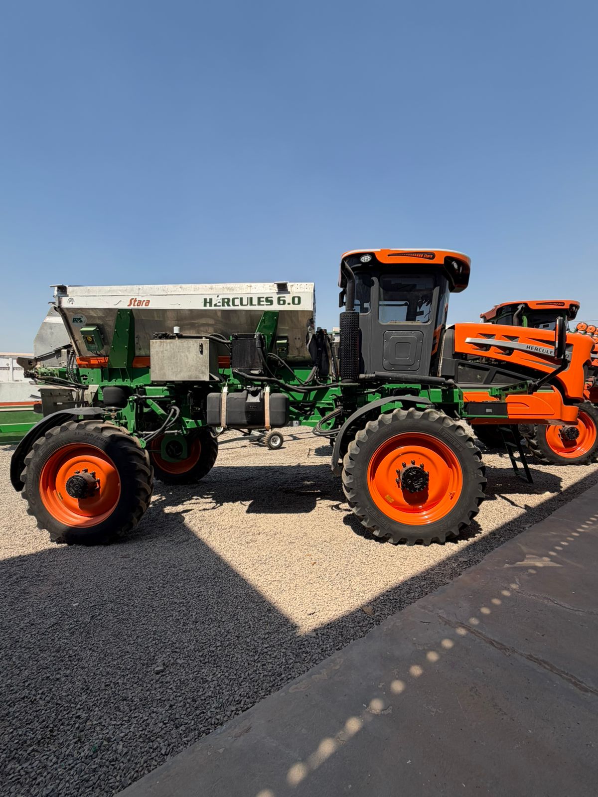 DISTRIBUIDOR HÉRCULES 6.0 – Marca Stara - Com Topper 5500, 6.000 horas, motor mecânico 215 cv.