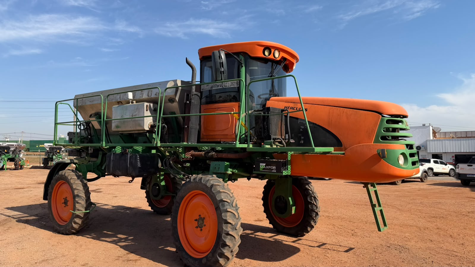 DISTRIBUIDOR AUTOPROPELIDO MODELO HÉRCULES 5.0, MARCA STARA, ANO 2011, COM PILOTO AUTOMÁTICO E GPS, TOPPER 4500.    -ESTEIRA REVISADA   -MOTOR DA ESTEIRA   -CAIXA TRIPLA.    MÁQUINA EM BOM ESTADO OPERACIONAL