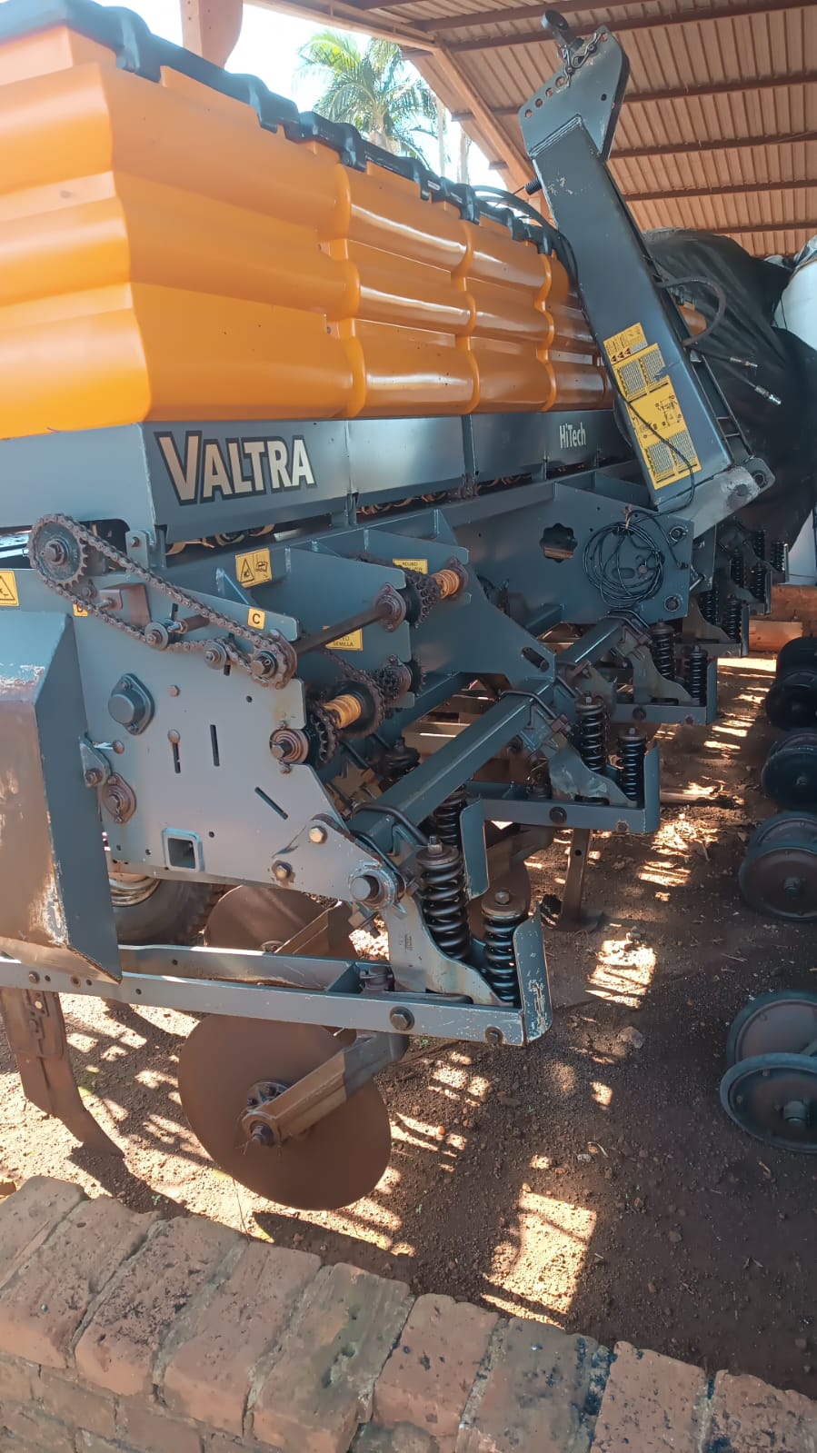 02 PLANTADEIRAS VALTRA MODELO BP 1206 PANTOGRÁFICA CAIXA SUSPENSA ANO 2019 com 11x50cm