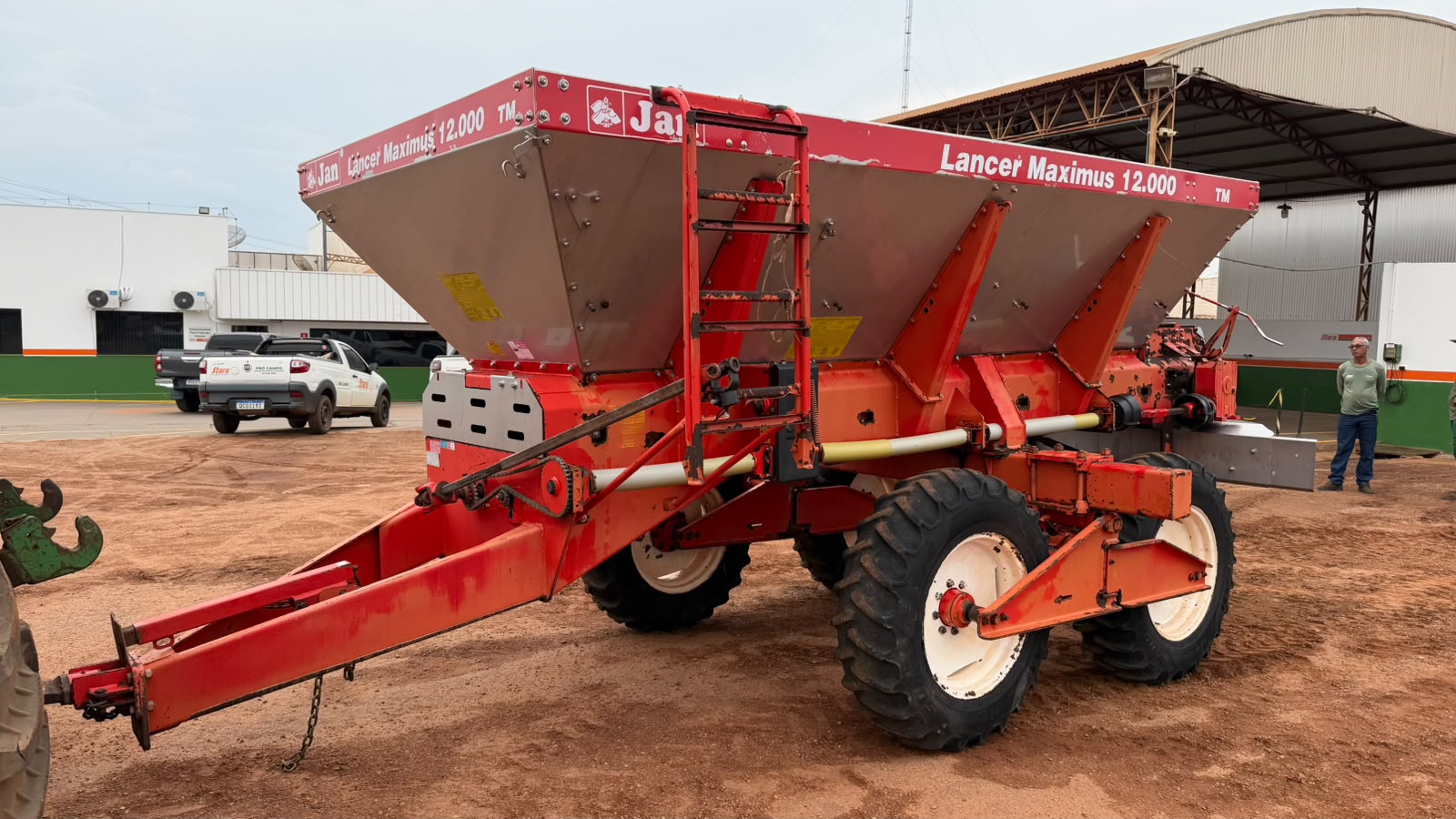 DISTRIBUIDOR DE ARRASTO MARCA JAN, MODELO LANCER MAXIMUS 12000, COM TAXA FIXA, COMPORTA SIMPLES, ANO 2020.  VALOR A VISTA: R$75.000,00  📍CONCESSIONÁRIA STARA PRO CAMPO DE RONDONOPOLIS-MT