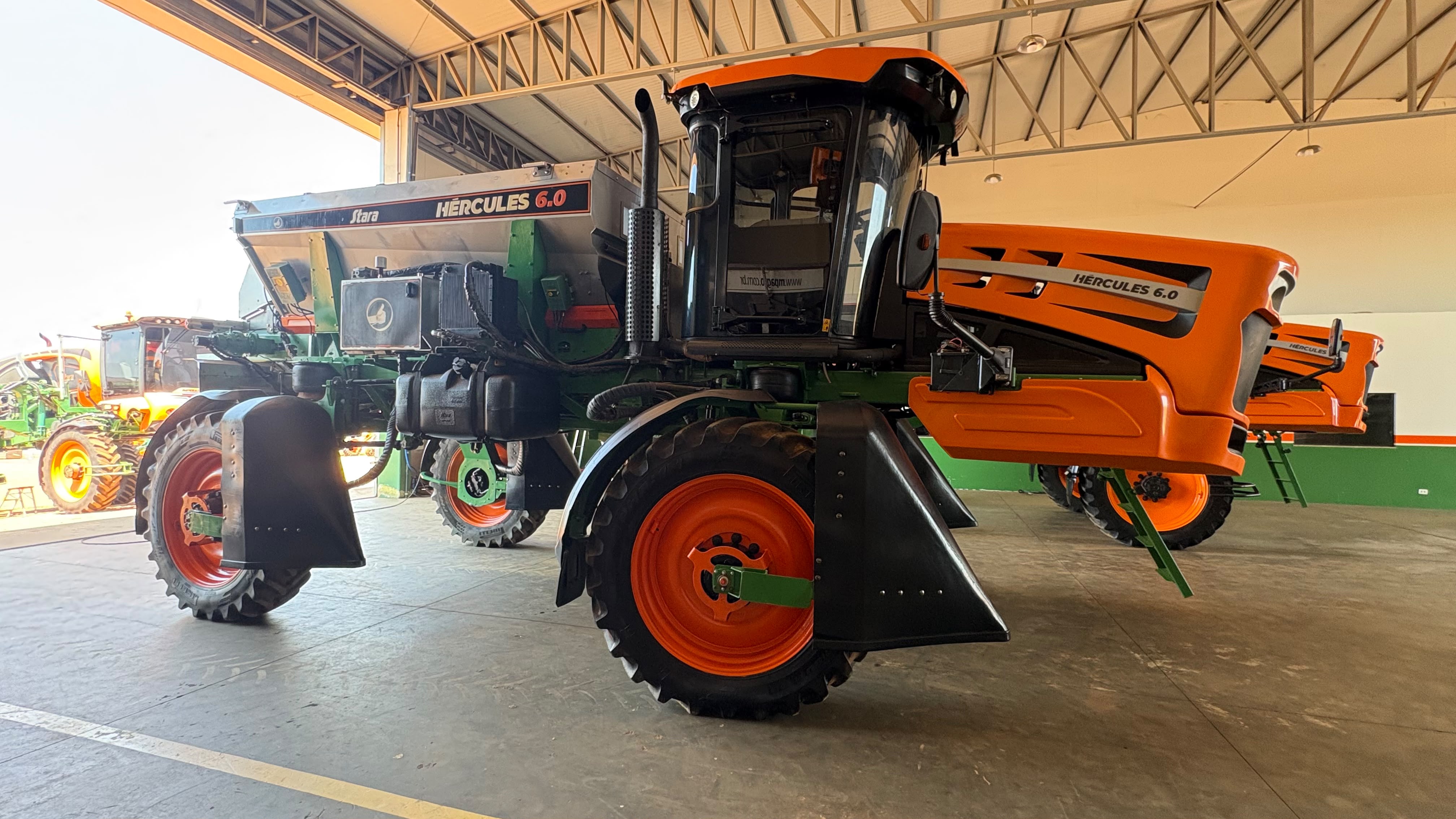 DISTRIBUIDOR AUTOPROPELIDO MARCA STARA MODELO HÉRCULES 6.0,  ANO 2021, COM 3526 HORAS, COM TAXA VARIÁVEL,COMPORTA DUPLA EQUIPADO COM TOPPER 5500, PILOTO E GPS