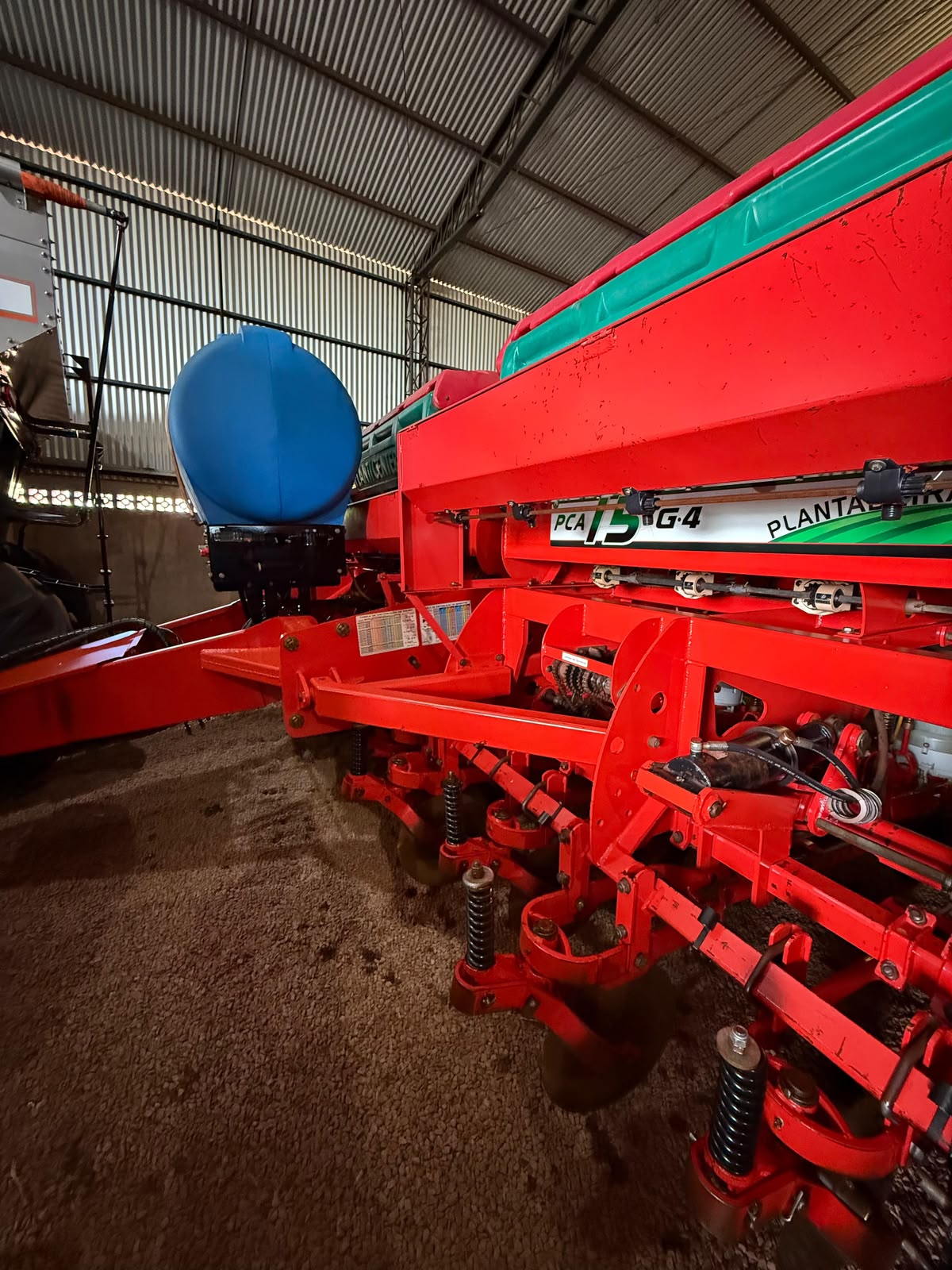 Plantadeira Planti Center Big Farm 14 linhas de 0,50 cm ano 2012, acompanha disco e botinha com desarme, inoculante, caixa de sementes finas e sensor de semente.