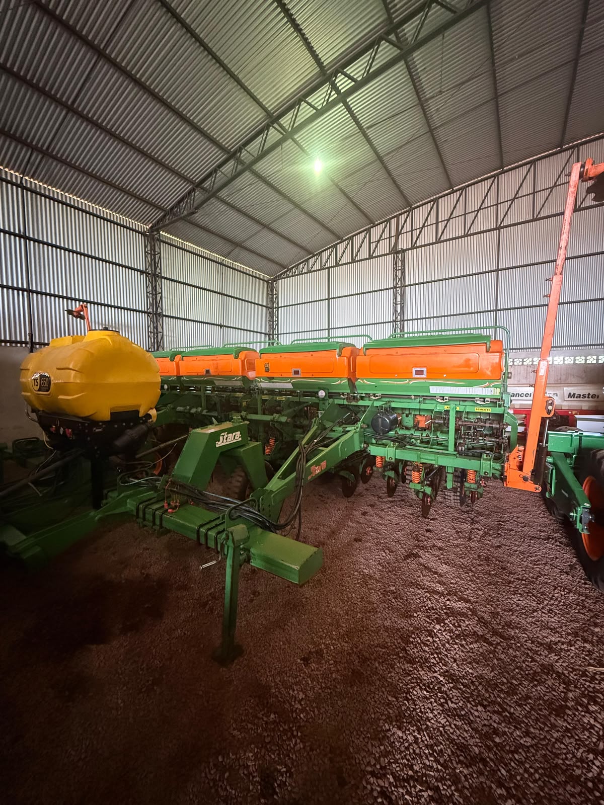 Plantadeira Stara Victoria Tandem com 14 linhas de 0,50 cm ano 2014 a vácuo, acompanha disco e botinha, inoculante, monitor de plantio Pro Sollus.