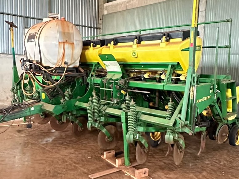 Plantadeira John Deere 1113 com 13 linhas de 0,45 cm acompanha sensor de semente, disco duplo e botinha, marcador de linha e ano 2013