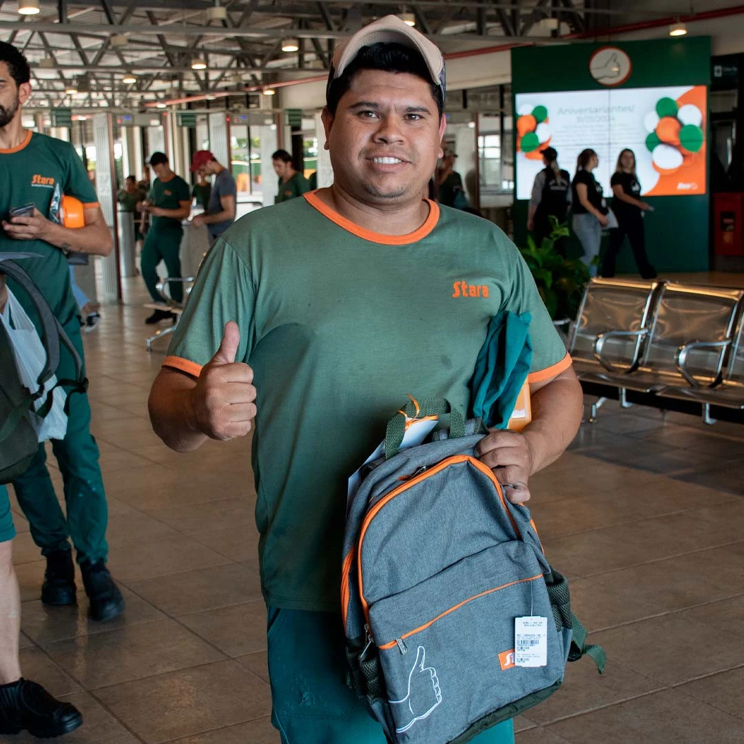 colaborador Stara recebendo Kit Escolar