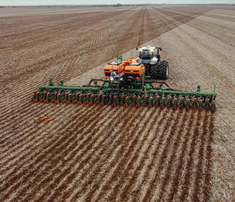 Como a correção de sinal contribui para a precisão das operações agrícolas?