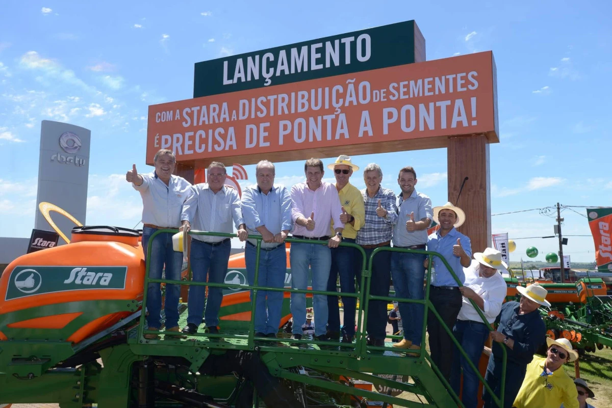 Ministro da Agricultura visita o stand da Stara na Expodireto