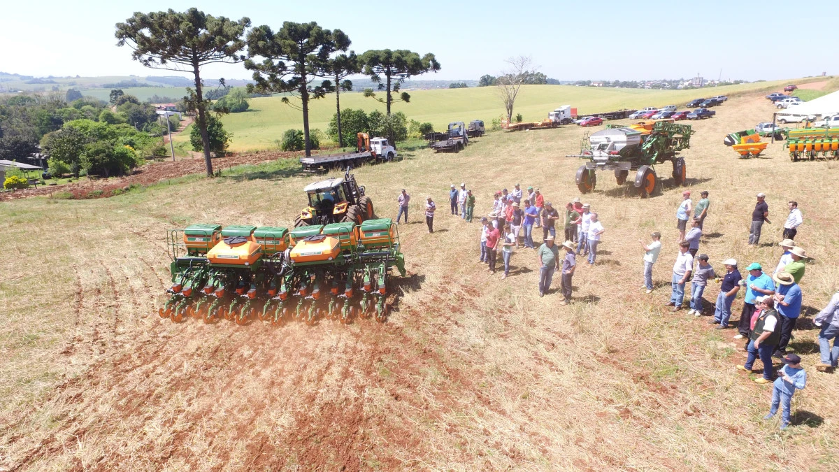 Dealership Agricenter performed event of demonstration in Tenete Portela, RS
