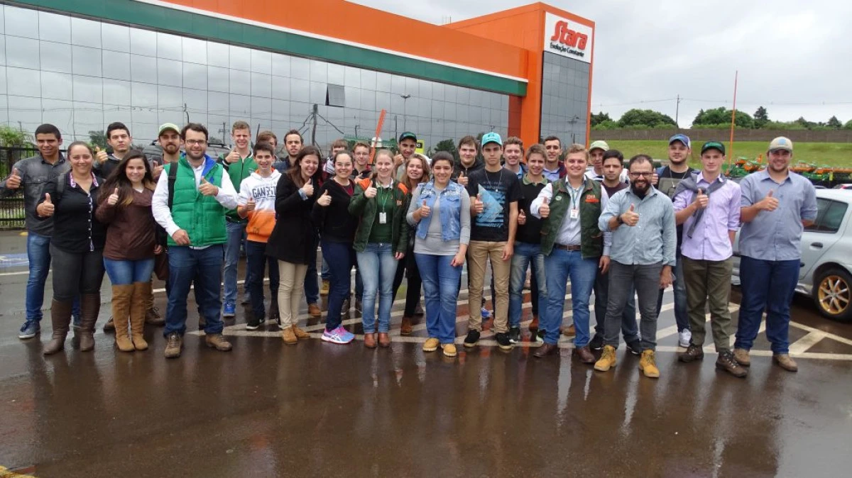 Stara da la bienvenida a los estudiantes de cursos técnicos de agropecuaria para visitar la fábrica