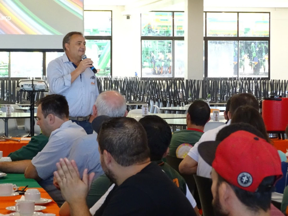 Colaboradores participam do Café com a Direção