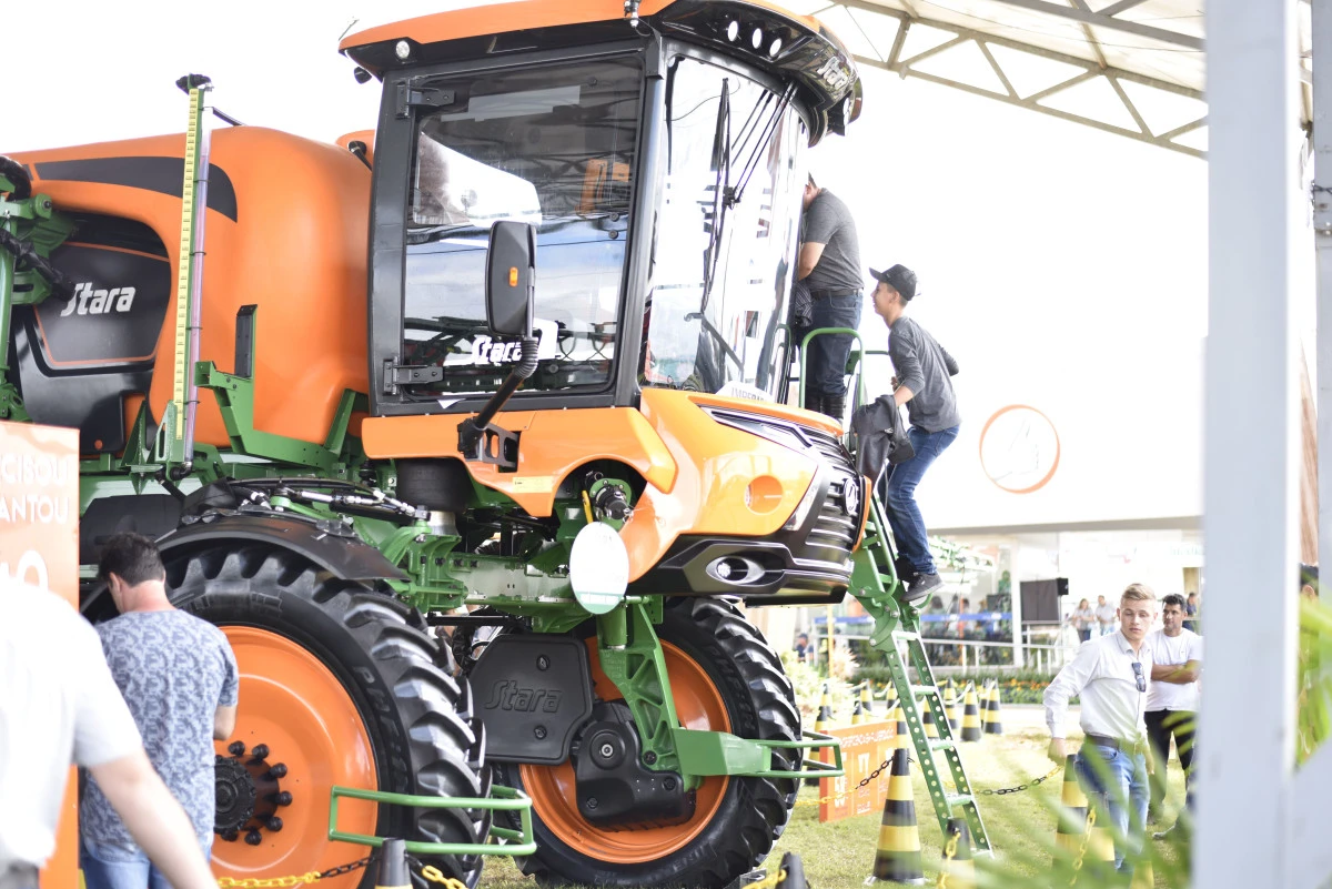 Stara apresenta nova linha de pulverizadores na Expodireto
