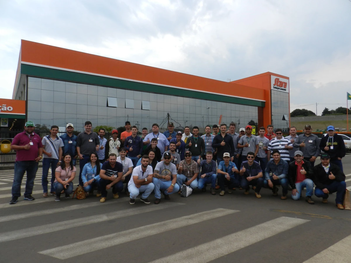 Stara recebe estudantes de Agronomia da Faculdade Integrado de Campo Mourão, PR