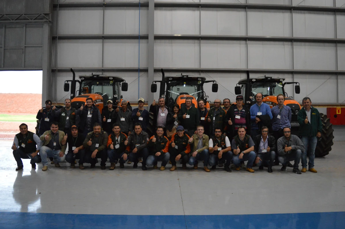 Agricultores se reunen para conocer Stara