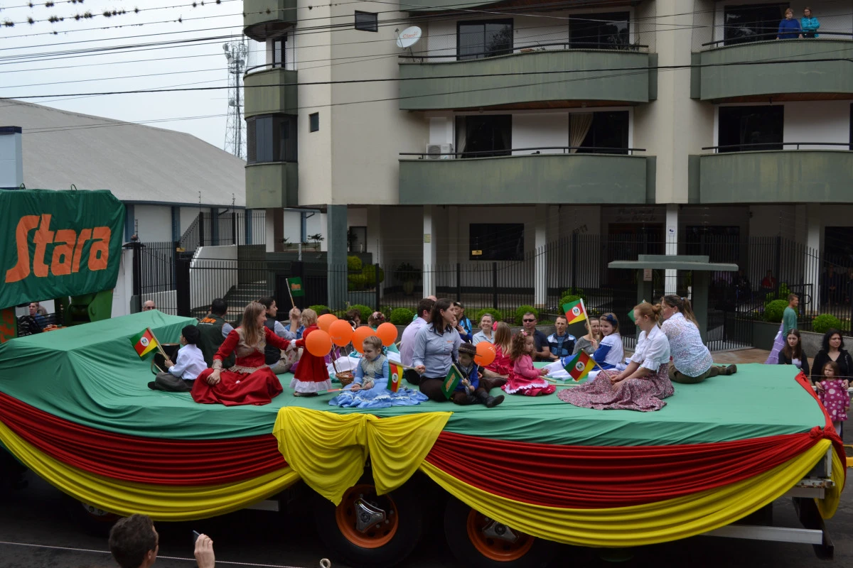 Stara participa do Desfile Farroupilha em Não-Me-Toque