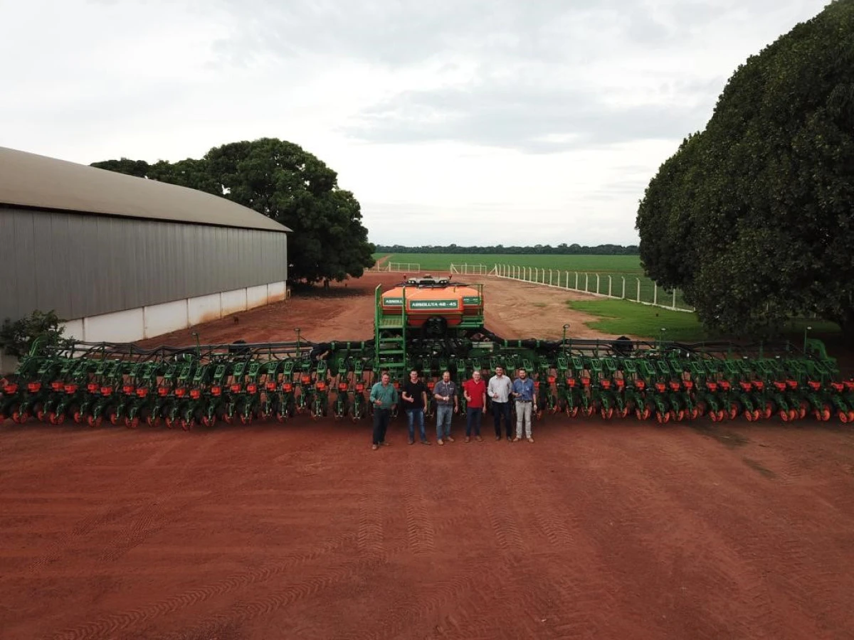 Agriterra dealer delivers Absoluta planter in Tapurah, MT.