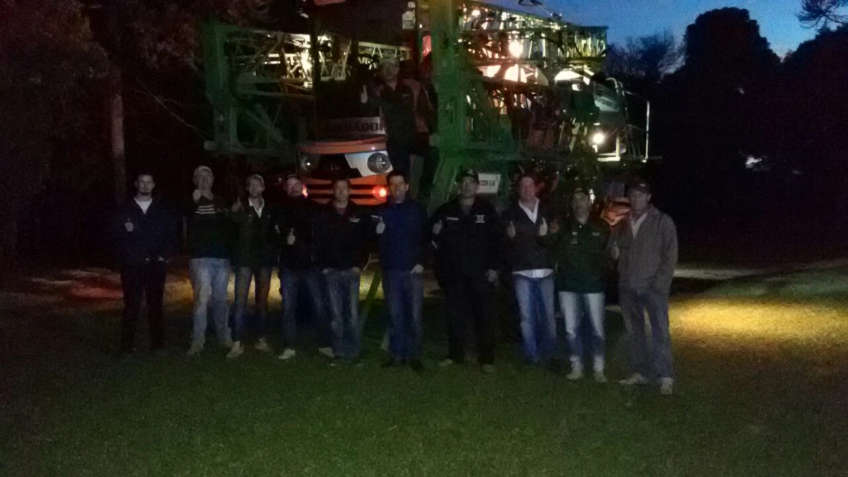 Revenda A.D. Mengisztki realiza demonstrações em Palmas, PR