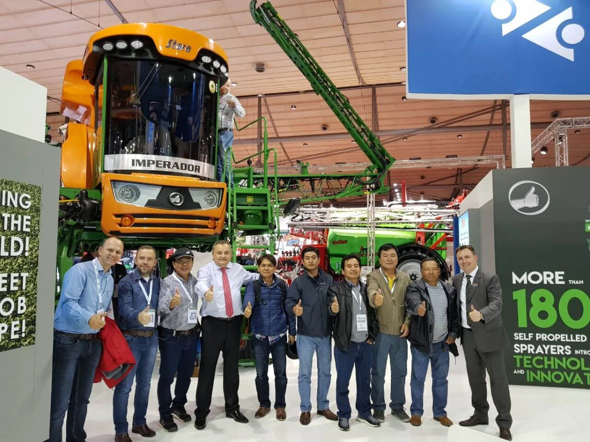 Produtores bolivianos visitam o stand da Stara na Agritechnica
