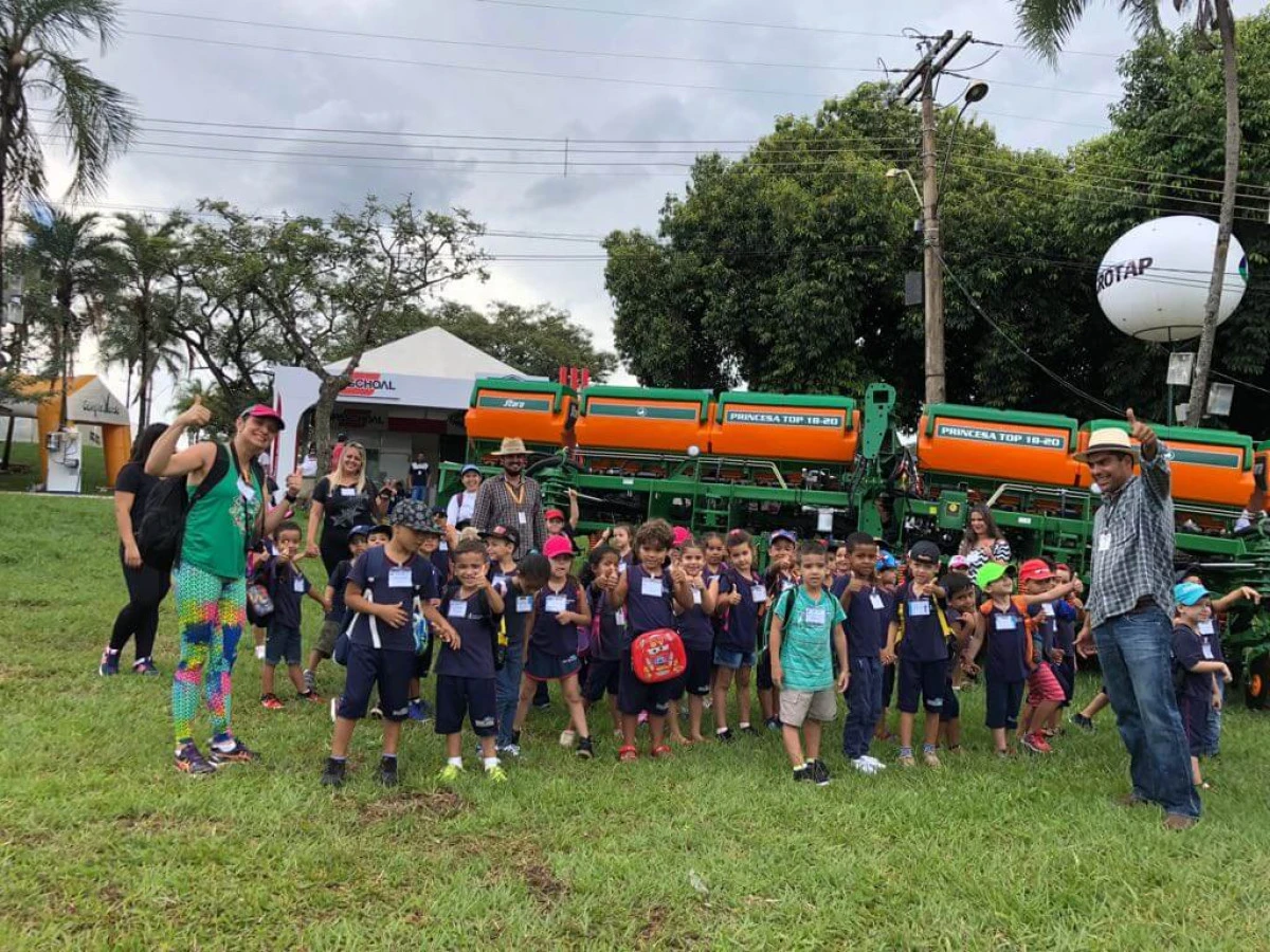 Alunos conhecem as máquinas da Stara em Uberlândia, MG