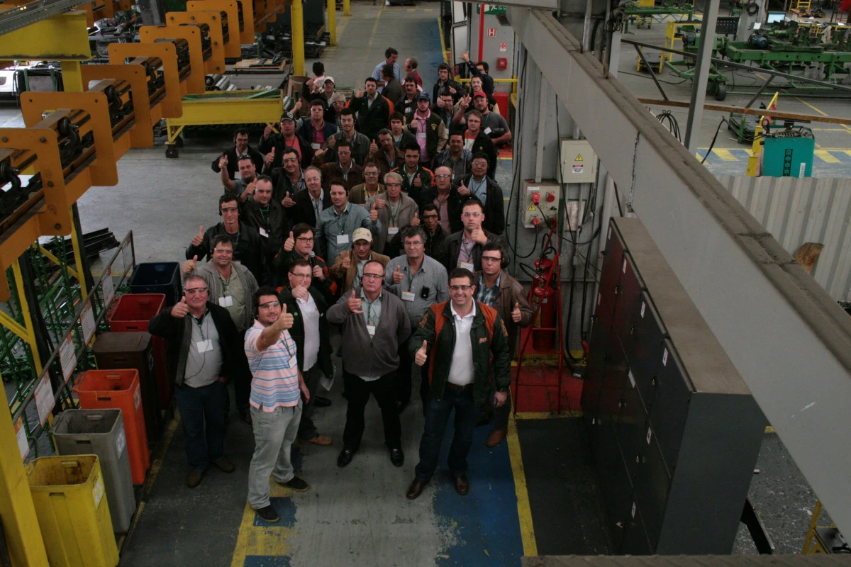 Visitation to the factory gathers clients of Brazil