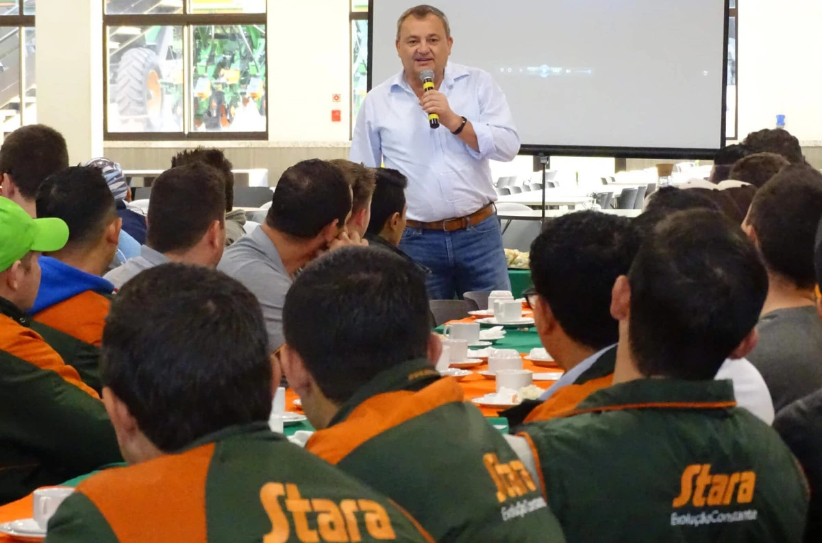 Colaboradores de la empresa Stara participan del Café con la Dirección
