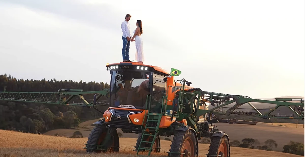 Casal usa pulverizador agrícola em ensaio pré-wedding