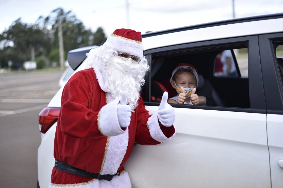 Alegria marca drive-in para entrega de presentes de Natal